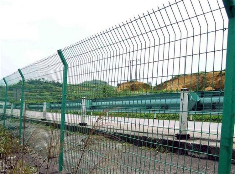 雙邊絲護欄網施工時 應該注意的問題?